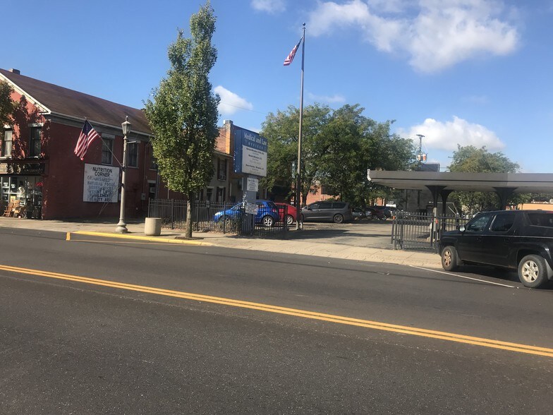 More Photos Of 152 N Broadway St, New Philadelphia Office For Lease