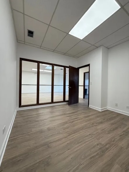 More Photos Of 9849-9853 Gross Point Rd, Skokie Office For Lease