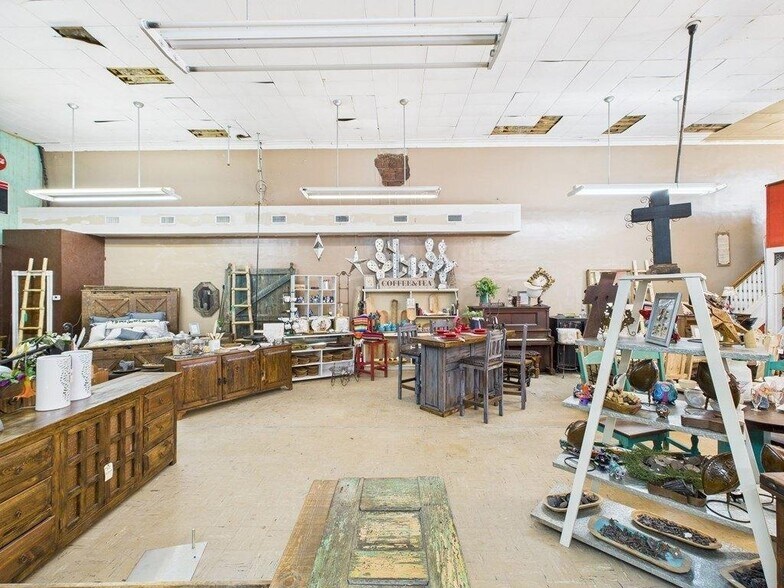More Photos Of 236 S Oak St, Pecos Storefront For Sale