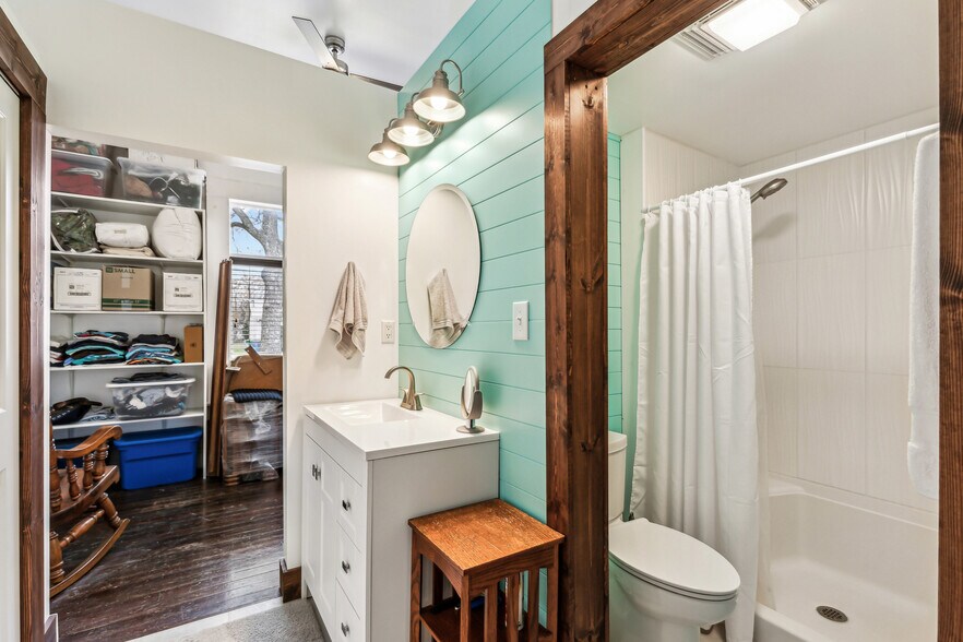 More Photos Of 512 N Travis St, Granbury Hospitality For Sale