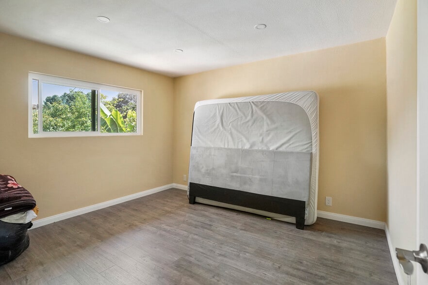 More Photos Of 1001-1003 W Myrtle St, Santa Ana Specialty For Sale