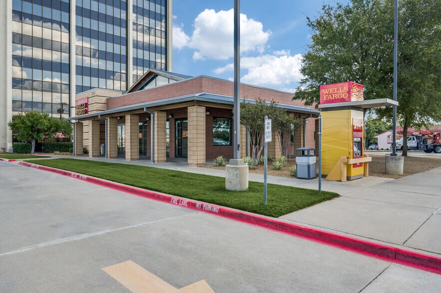 More Photos Of 930-1000 W Airport Fwy, Irving Health Club For Lease