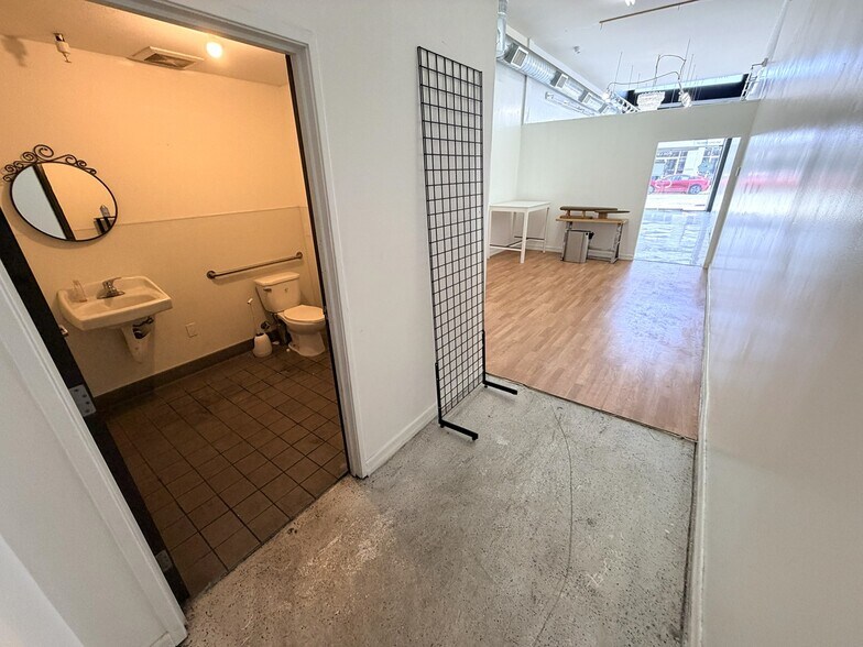 More Photos Of 951 Crocker St, Los Angeles Storefront Retail Office For Lease