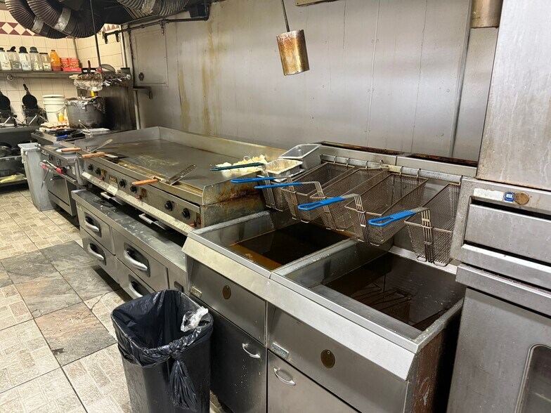 More Photos Of 704 Janette Dr, Vandalia Restaurant For Lease