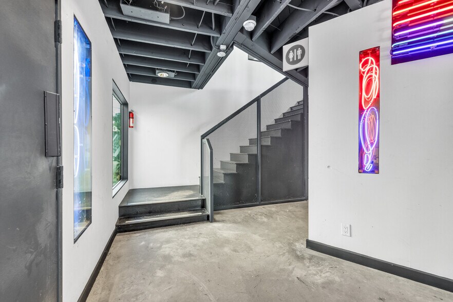 More Photos Of 5008 Venice Blvd, Los Angeles Loft Creative Space For Lease
