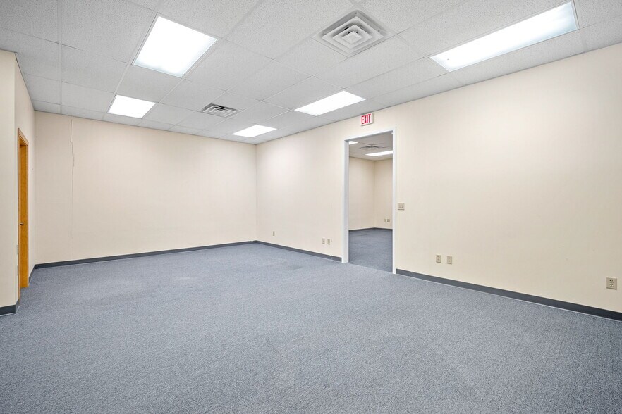 More Photos Of 5500 NW Johnston Dr, Johnston Flex For Lease