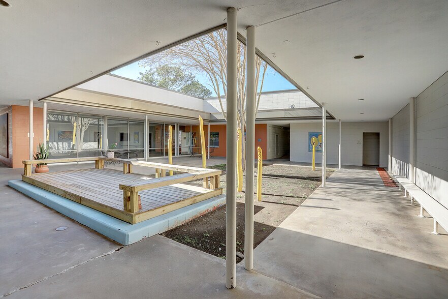 More Photos Of 7305 Navigation Blvd, Houston Office For Sale