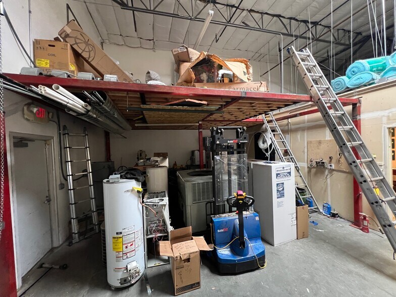 More Photos Of 6380 S Valley View Blvd, Las Vegas Showroom For Lease