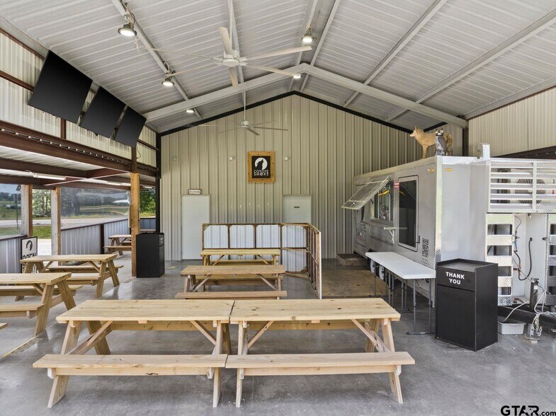 More Photos Of 908 W Broadway St, Winnsboro Flex For Sale