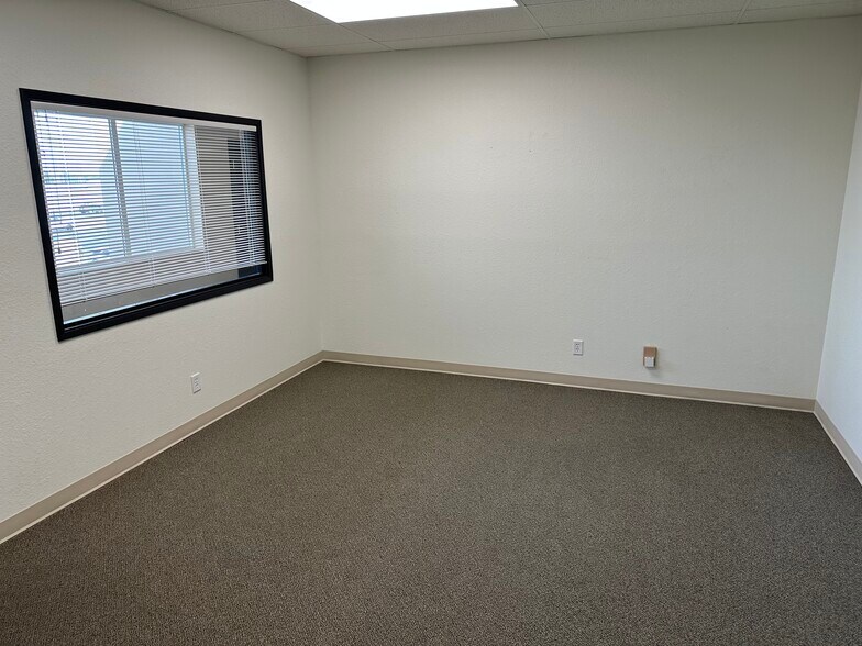 More Photos Of 8390 W Gage Blvd, Kennewick Office For Lease