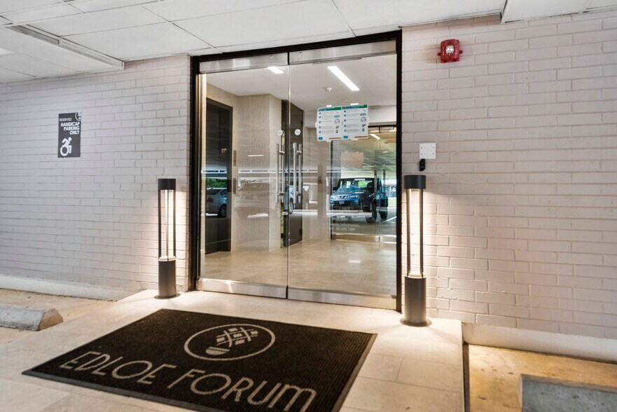 More Photos Of 3100 Edloe St, Houston Office For Sale