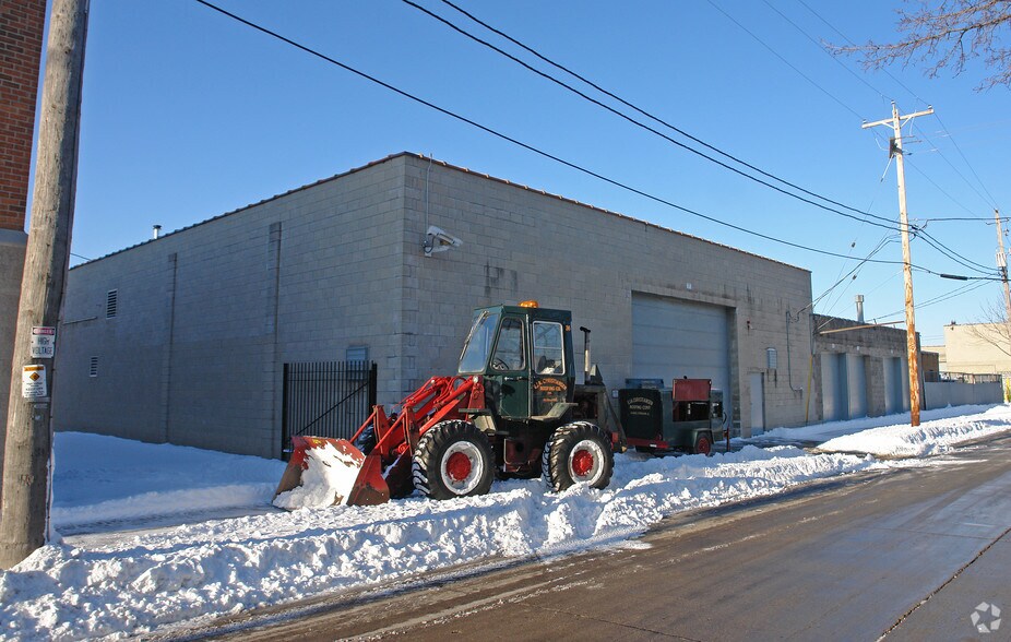 More Photos Of 2201 W Purdue St, Milwaukee Manufacturing For Lease