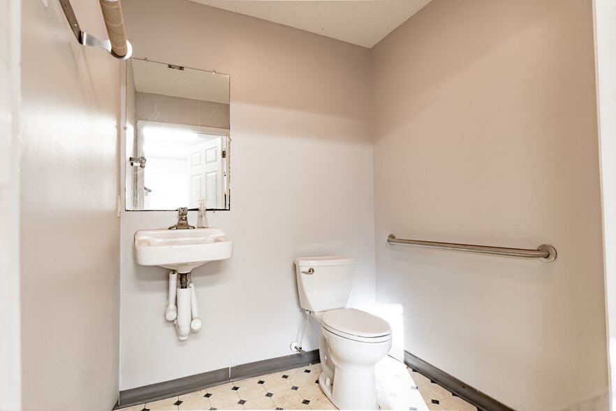 More Photos Of 1700 W 5th North St, Summerville Flex For Sale