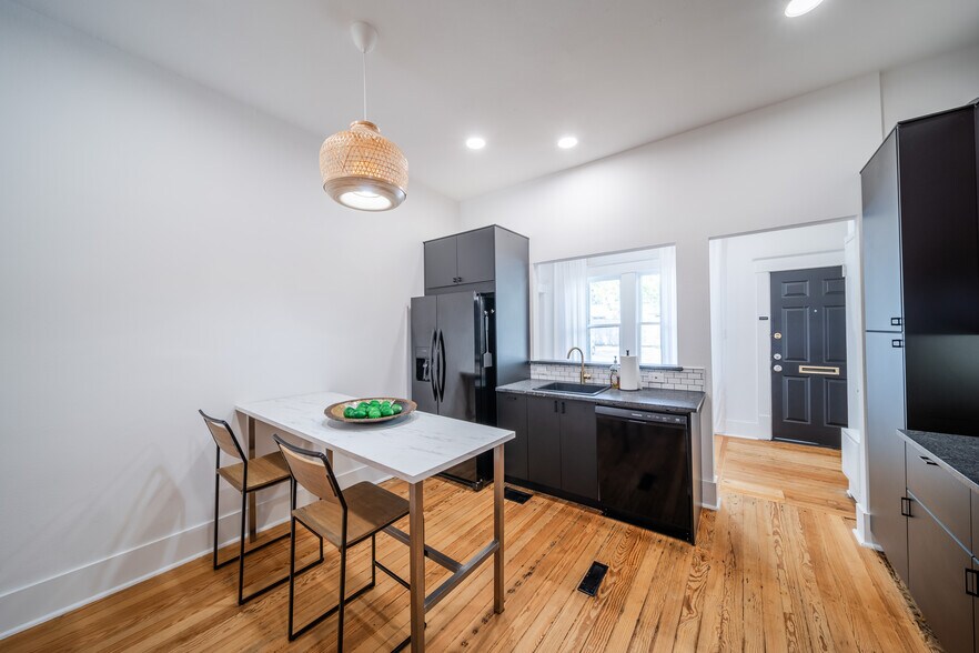 More Photos Of 729 N Bishop Ave, Dallas Office For Sale