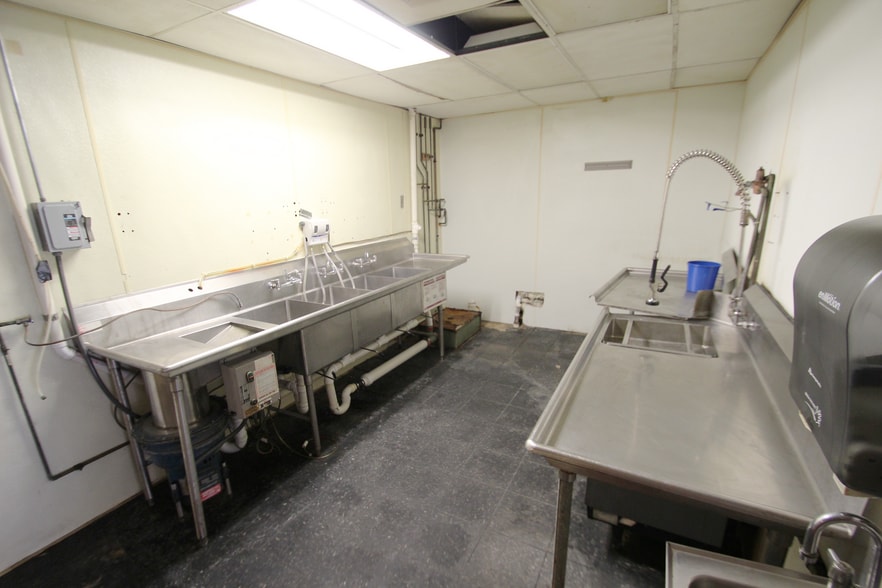 More Photos Of 6993-7011 Mill Rd, Brecksville Freestanding For Lease