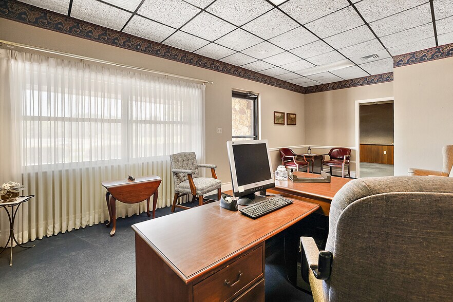 More Photos Of 400 Webster St, Leesburg Office For Lease