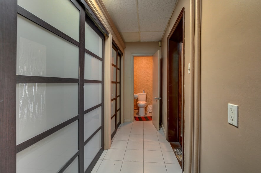 More Photos Of 89 Boul Henri-Bourassa O, Montréal Specialty For Sale