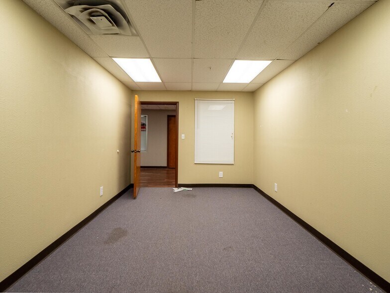 More Photos Of 122 E Carl Albert Pky, Mcalester Office For Sale