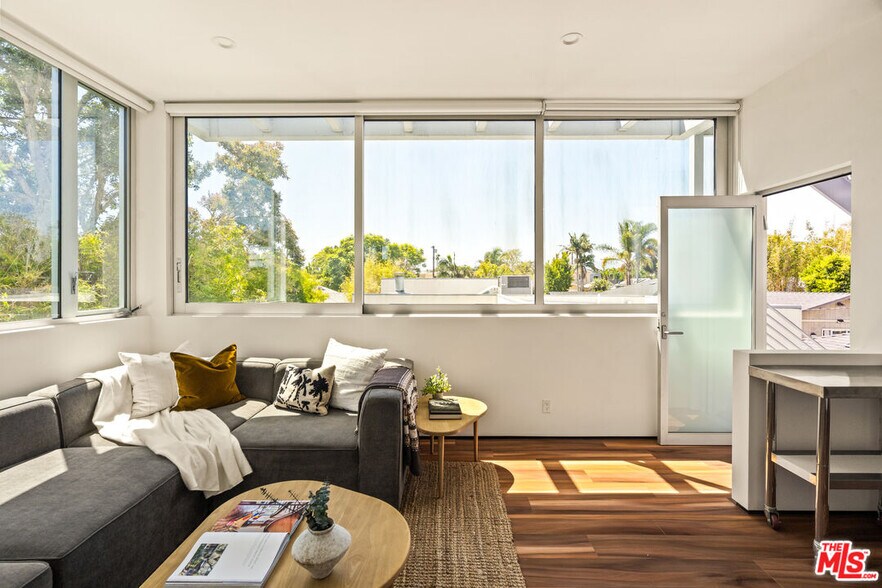 More Photos Of 1076 Palms Blvd, Venice Apartments For Sale