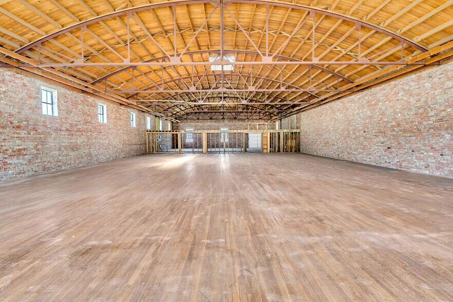 More Photos Of 815 W Broadway St, Ardmore Freestanding For Sale