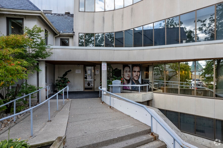 More Photos Of 10350 Yonge St, Richmond Hill Office For Lease