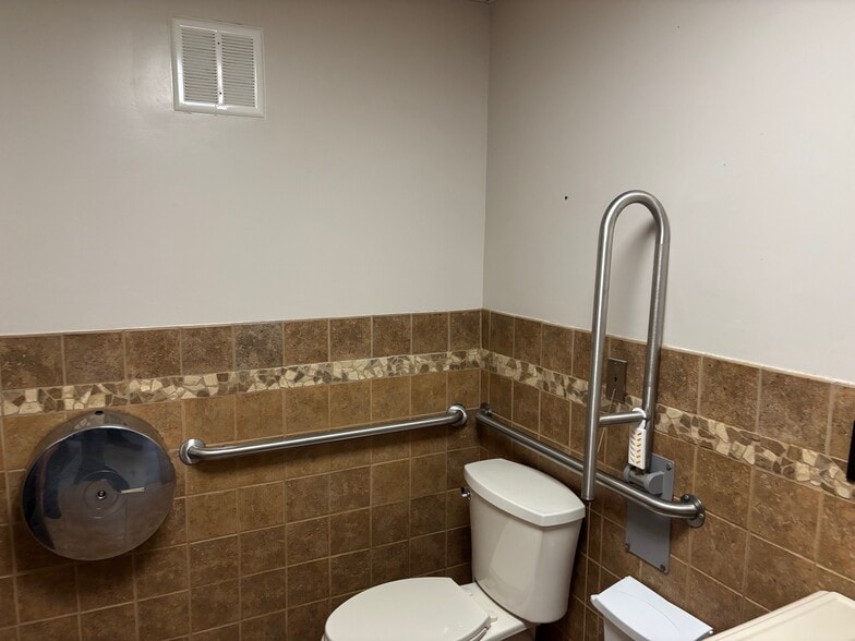 More Photos Of 78 Franklin St, Norwich Storefront Retail Office For Lease