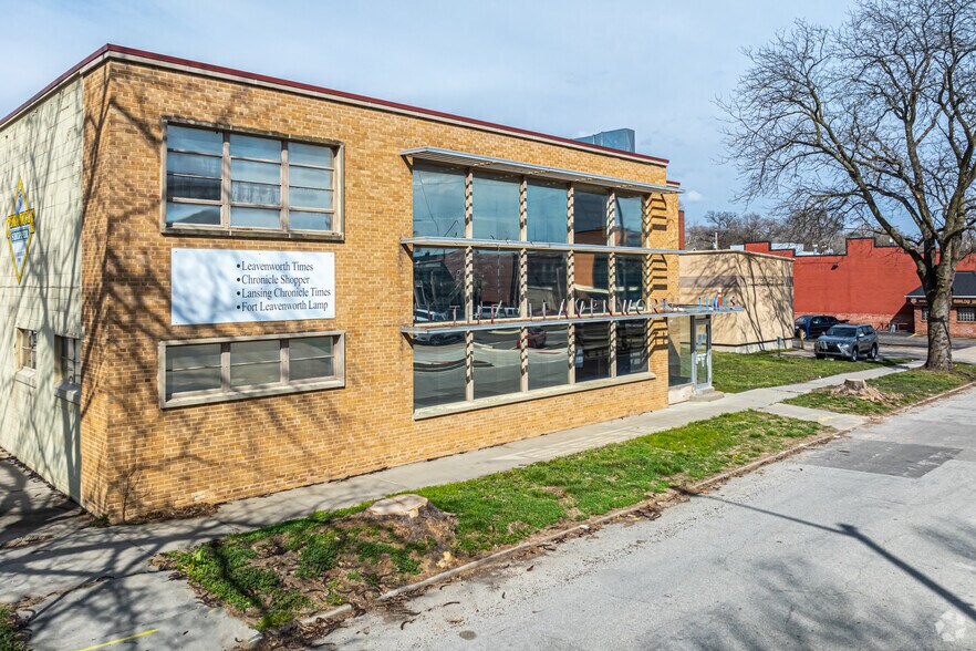 More Photos Of 422 Seneca St, Leavenworth Flex For Sale