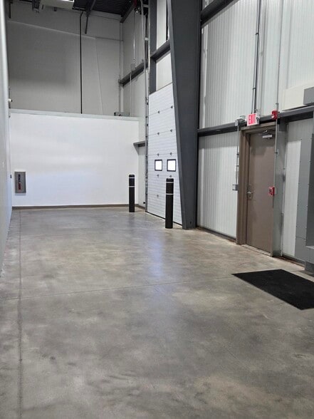 More Photos Of 111 Phoenix Crossing, Bloomfield Showroom For Lease