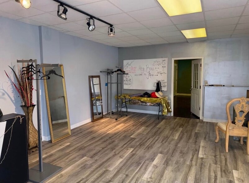 More Photos Of 25500 5 Mile Rd, Redford Township Storefront For Sale