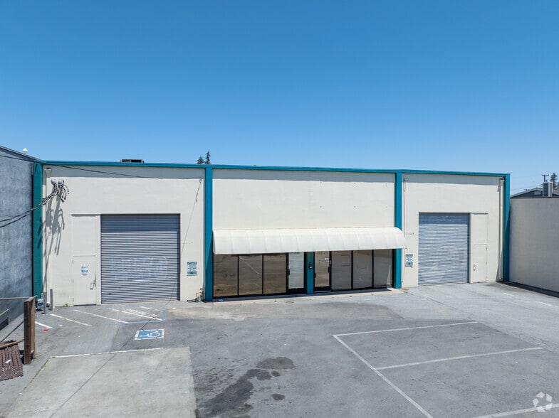 More Photos Of 2565-2569 Middlefield Rd, Redwood City Warehouse For Lease