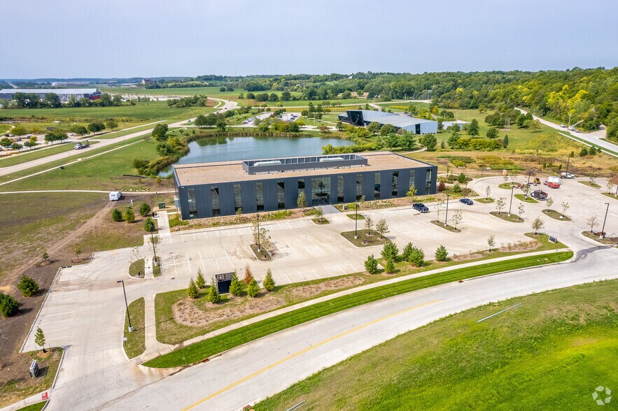 More Photos Of 5745 Raccoon River Dr, West Des Moines Office For Lease