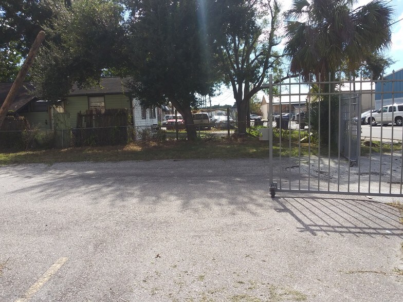 More Photos Of 5017 N Coolidge Dr, Tampa Warehouse For Lease