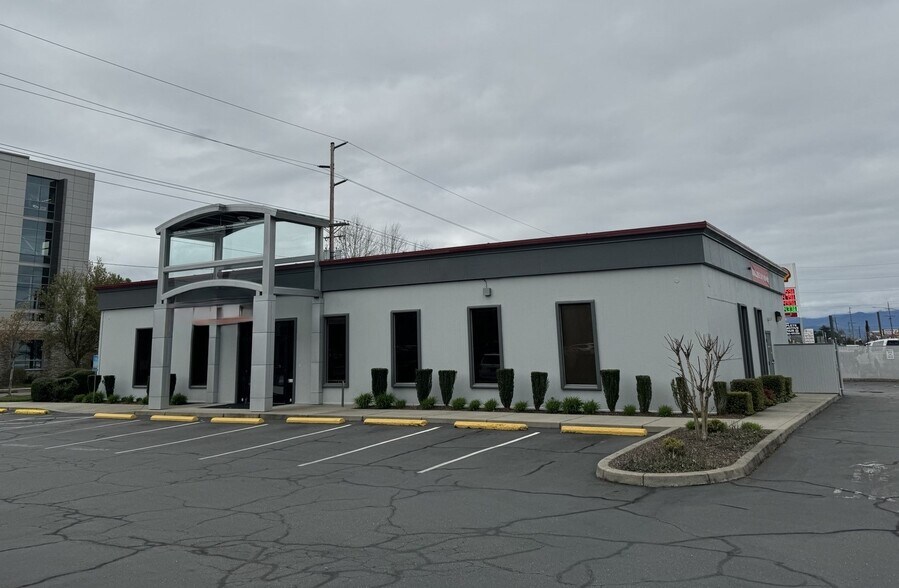 Primary Photo Of 590 Union Ave, Grants Pass Bank For Sale