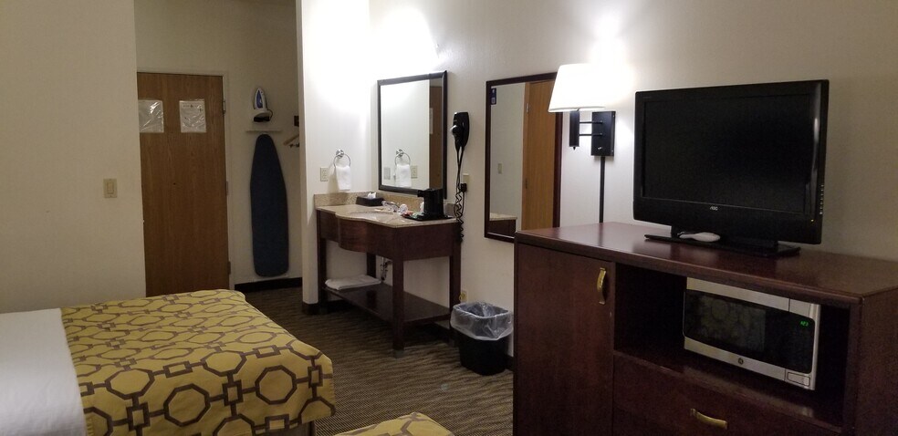 More Photos Of 5015 Ridgeway Dr, Harlan Hotel For Sale