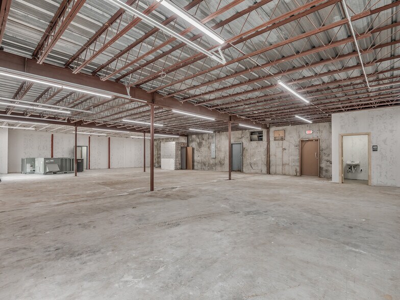 More Photos Of 4403-4411 SW 3rd St, Oklahoma City Showroom For Lease