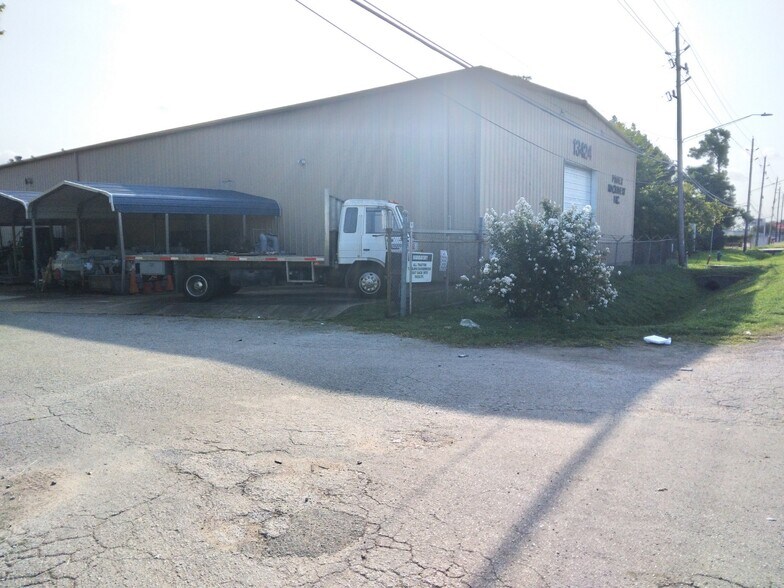 More Photos Of 13424 Hempstead Hwy, Houston Warehouse For Sale