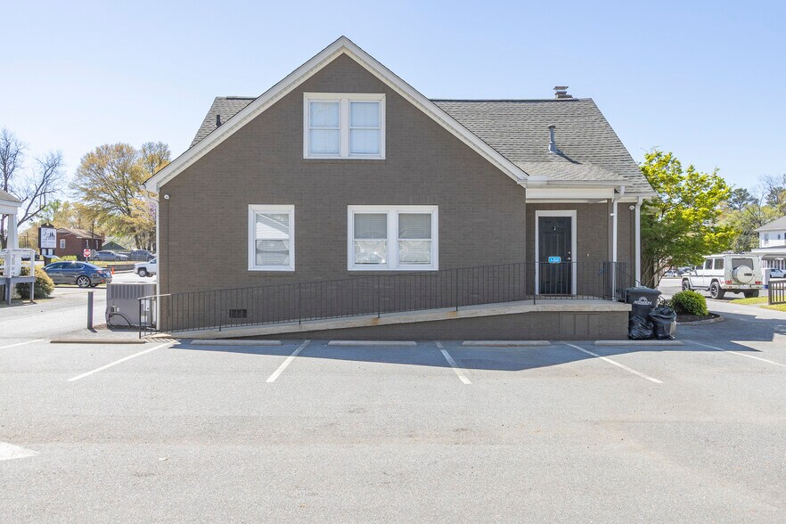 More Photos Of 2006 N Main St, Anderson Office For Sale