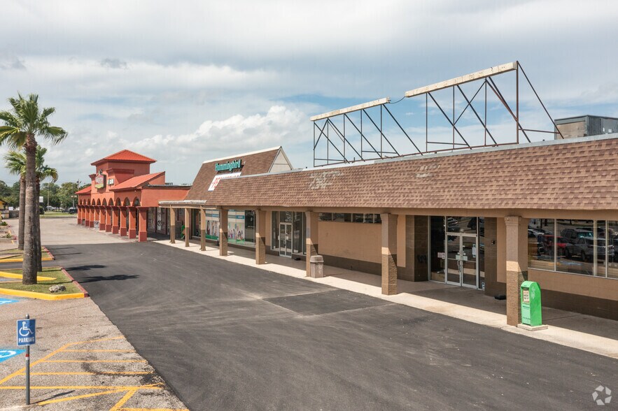 More Photos Of 2120-2314 N Alexander Dr, Baytown Unknown For Lease