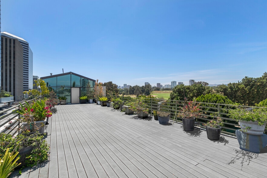 More Photos Of 9975 Santa Monica Blvd, Beverly Hills Loft Creative Space For Lease