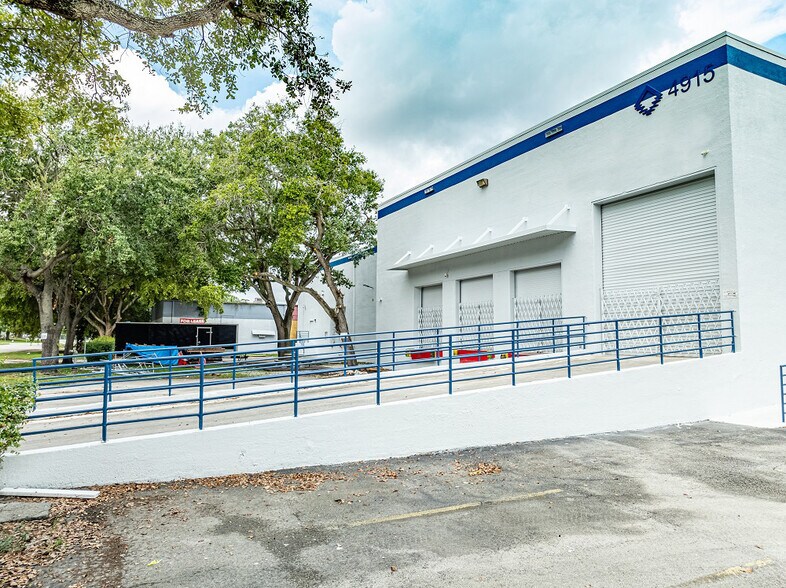 More Photos Of 4915 NW 159th St, Miami Lakes Warehouse For Lease