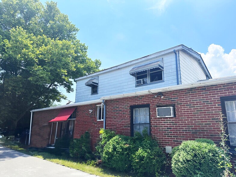 More Photos Of 204 N Maryland Ave, Wilmington Flex For Sale
