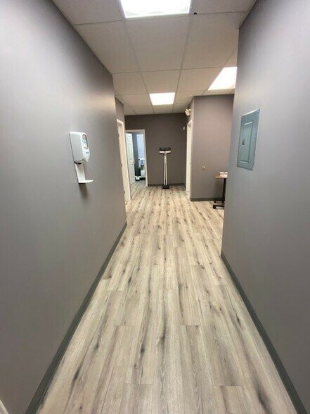 More Photos Of 601 N Shore Dr, Jeffersonville Medical For Sale