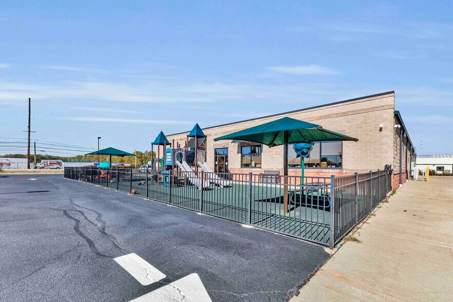 More Photos Of 941 Center Rd, Avon Freestanding For Sale