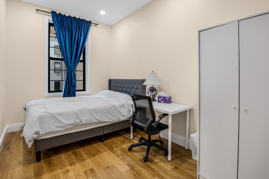 More Photos Of 450 W 44th St, New York Apartments For Sale