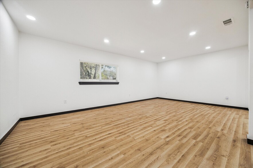 More Photos Of 5235 E 5th St, Katy Flex For Sale