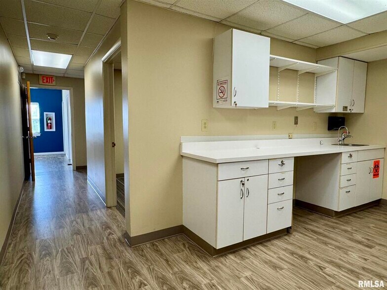 More Photos Of 130 N Broadway St, Table Grove Flex For Sale