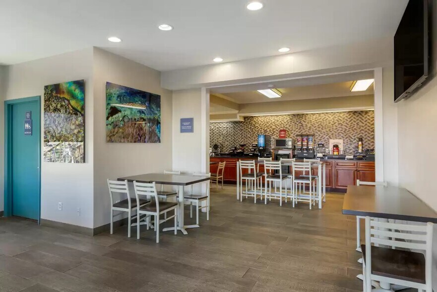 More Photos Of 820 Shoneys Dr, Ashburn Hotel For Sale