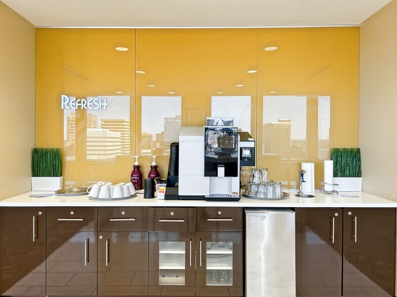 More Photos Of 7733 Forsyth Blvd, Clayton Coworking Space