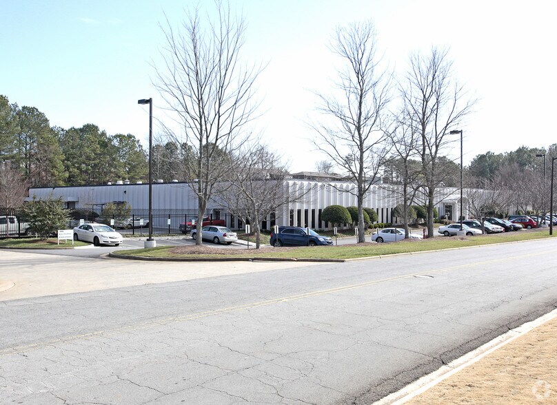 More Photos Of 1300 Cobb Industrial Dr, Marietta Distribution For Sale