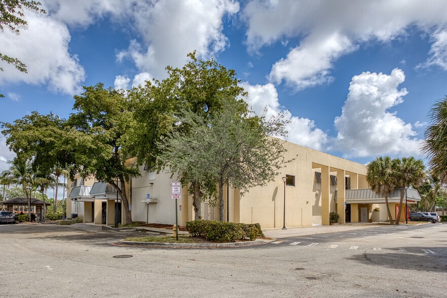 More Photos Of 3800 W Broward Blvd, Fort Lauderdale Office For Lease